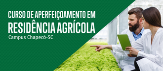 Montagem com foto à direita, com um homem e uma mulher apontando para o cultivo de hortaliças. À esquerda, em um fundo verde, o texto "Curso de Aperfeiçoamento em Residência Agrícola - Campus Chapecó".