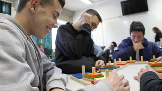 Fotos de jovens estudantes mexendo com instrumentos de matemática