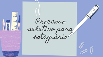 Imagem com fundo azul e ilustrações digitais representando, à esquerda, um porta canetas, com canetas e régua, ao centro, um papel com um clique, e escrito no papel "Processo seletivo para estagiário", e, à esquerda, uma caneta.