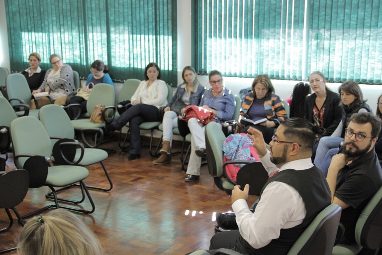 Grupo de pessoas está em uma roda de conversa