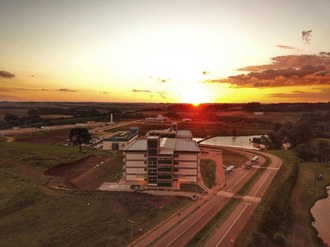 Vista aérea da UFFS Campus Erechim durante o pôr do sol. A estrutura física do Campus é composta pelo Bloco A, Bloco B, Bloco de Professores, Pavilhões de Laboratórios e Restaurante Universitário.