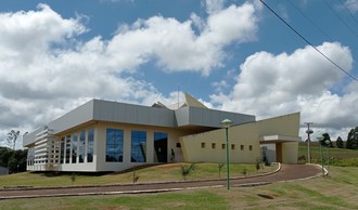 Foto mostra a parte externa do prédio do Restaurante Universitário do Campus Laranjeiras do Sul.