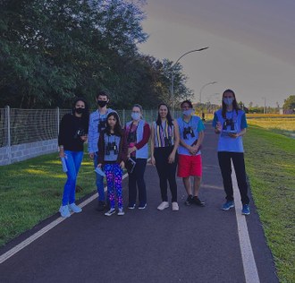 Na imagem sete pessoas estão em pé, posando para a foto. A foto foi registrada no Lago II de Laranjeiras do Sul.