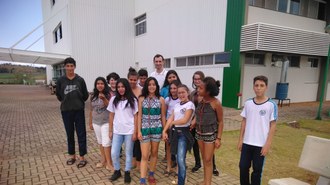 Estudantes vinculados ao projeto, acompanhados pelo Diretor do Colégio, posam para foto. Ao fundo o Bloco A do Campus Laranjeiras do Sul