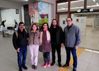 Na imagem cinco pessoas estão em pé posando para foto. Da esquerda para a direita: Afonso Nilson Barbosa de Souza, Luciana Casagrande Pereira, Serli Andrade, Thiago Bergler Bitencourt e Ronaldo José Seramim