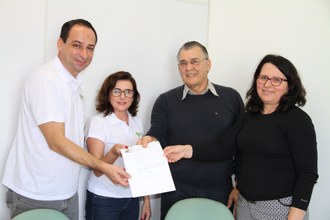 Na imagem a Diretora da UFFS - Campus Laranjeiras do Sul faz a entrega de cópia do Acordo de Cooperação para três integrantes do Observatório Social de Laranjeiras do Sul.