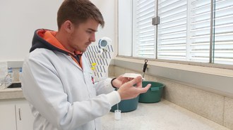 Na foto, o Engenheiro de Alimentos Davi Koester observa uma bandeja biodegradável produzida.