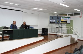 Na foto o Diretor do Campus Laranjeiras do Sul, Martinho Machado Júnior, e o editor-chefe da Regionem, professor Jorge Erick Garcia Parra.