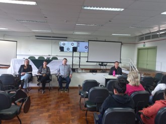 Seminário com a presença dos palestrantes, estudantes e técnicos.