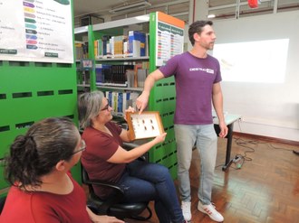 Na foto o Engenheiro Agrônomo da UFFS, Edemar José Baranek, apresenta os dados durante a capacitação.