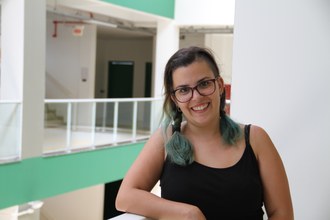 A estudante Laura García Rojo posa para foto no Bloco de Professores da UFFS Campus Laranjeiras do Sul.