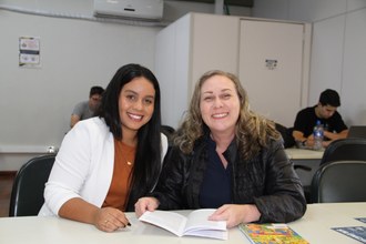 Na foto a estudante Kátia Aparecida Morais e a professora Nair Correia Salgado de Azevedo.