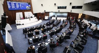 Foto mostra os estudantes durante as atividades do Parlamento Universitário na Assembleia Legislativa do Paraná.