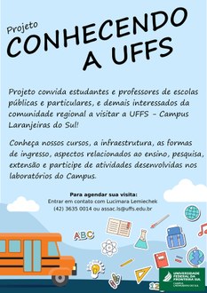 No topo do cartaz as palavras "Projeto Conhecendo a UFFS". No centro do cartaz informações sobre o projeto seguida "Para agendar sua visita: entrar em contato com Lucimara Lemiechek,  (42) 3635 0014 ou assac.ls@uffs.edu.br". No rodapé a imagem de um ônibus escolar e elementos como mochilas, réguas, lâmpada, átomo, globo, caderno, lápis completam a figura..