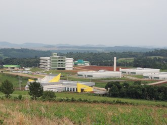 A foto apresenta uma visão panorâmica do Campus Laranjeiras do Sul. Na imagem aparecem os prédios do Restaurante Universitário (RU), três pavilhões de Laraboratórios, Bloco A, Centro Vocacional Tecnológico (CVT) e o Bloco Docente/Administrativo.