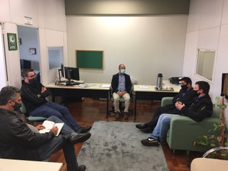 A foto apresenta uma reunião entre os representantes da prefeitura de Quedas do Iguaçu e equipe diretiva e professores da UFFS.